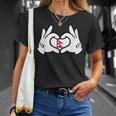 ハートを形作る漫画の手 ネパール国旗 Tシャツ 彼女への贈り物