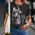 マイクで歌う猫 猫歌手 Tシャツ 彼女への贈り物