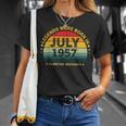 レトロな69歳の誕生日伝説は1957年7月に誕生しました。 Tシャツ 彼女への贈り物