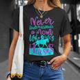 女の子のための馬に乗るお母さんのデザインを決して過小評価しないでください。 Tシャツ 彼女への贈り物