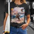日本海岸でナマケモノに乗るパグ犬 Tシャツ 彼女への贈り物