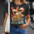 朝日を背景に、波の上を轟かせる雄大な虎。 Tシャツ 彼女への贈り物