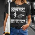 縄跳び 縄跳びが大好きな老人を過小評価しない Tシャツ 彼女への贈り物