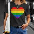 虹 ハート Lgtbq 虹色 虹色の旗 カラフル Tシャツ 彼女への贈り物