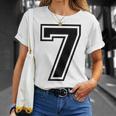 7歳の誕生日おめでとうのツインデーのためのナンバー7ジャージ。 Tシャツ 彼女への贈り物