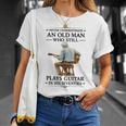 まだギターを弾く老人 70年代 おじいちゃん ヴィンテージ Tシャツ 彼女への贈り物