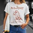 コーヒーが発明された理由は月曜日 少し憂鬱なアライグマ Tシャツ 彼女への贈り物