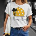 楽しいピックルボールシャツ、Happy Hour、大きなピックルボールの夕日。 Tシャツ 彼女への贈り物