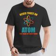 Never Trust An Atom グラフィック皮肉tシャツ Tシャツ 面白い贈り物