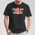 Trust Me Im A Nurseシャツは、すべての看護師、家族、友人に贈ることができます。 Tシャツ 面白い贈り物
