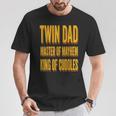 Twin Dad 父の日 ツインダッド メイヘムのマスター 抱きしめる王様 Tシャツ 面白い贈り物