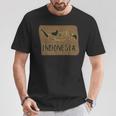 インドネシアの伝統的なバティックパターンの地図。 Tシャツ 面白い贈り物