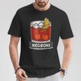 クラシックなネグローニカクテルイラスト、オレンジスライス。 Tシャツ 面白い贈り物