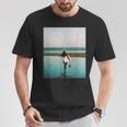サーファー ガール（写真 リアルフォト）【Surfide サーフサイド】サーフィン 夏・海 ビーチ 砂浜 おしゃれ Tシャツ 面白い贈り物