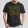 ブラックとイエローのカレッジスポーツスタイルの23番。 Tシャツ 面白い贈り物