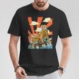 朝日を背景に、波の上を轟かせる雄大な虎。 Tシャツ 面白い贈り物