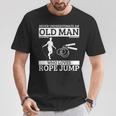 縄跳び 縄跳びが大好きな老人を過小評価しない Tシャツ 面白い贈り物