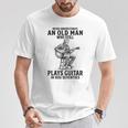 Never Underestimate An Old Man Who Who Guitar Tシャツ 面白い贈り物