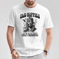 Old Hippies Don't Die They Turn Into Crazy Grandpas Tシャツ 面白い贈り物