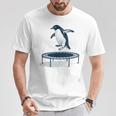 面白いペンギンがトランポリンでジャンプ Tシャツ 面白い贈り物