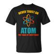 Never Trust An Atom グラフィック皮肉tシャツ Tシャツ