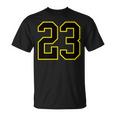 ブラックとイエローのカレッジスポーツスタイルの23番。 Tシャツ