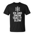 氷と雪で簡単。滑りやすい表面でも天候の安全性。 Tシャツ
