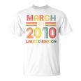 En La Parte Trasera Retro Marzo Est 2010 Cumpleaños 16 Años 16 Años Camiseta unisex