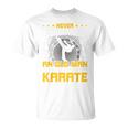 Never Underestimate An Old Man Who Know Karate Tシャツ