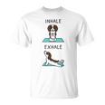 ヨガ吸い込む息を吐くイングリッシュ・スプリンガー・スパニエル犬 Tシャツ