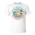 海水と日光 レトロ ビーチ 波 夕日 ヤシの木 Tシャツ