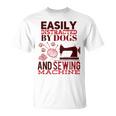犬やミシンに気を取られやすい おもしろ裁縫 Tシャツ