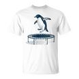 面白いペンギンがトランポリンでジャンプ Tシャツ