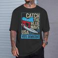 Catch The Blue Waveurfing Democrat Donkey Midterm Election Tシャツ 彼への贈り物