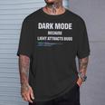 Geek Dark Mode Porque La Luz Atrae A Los Insectos Camiseta unisex Regalos para él
