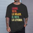 Laura 44 Cumpleaños Regalo Años Divertido Decoración Cuello Camiseta unisex Regalos para él