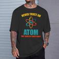 Never Trust An Atom グラフィック皮肉tシャツ Tシャツ 彼への贈り物