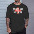Trust Me Im A Nurseシャツは、すべての看護師、家族、友人に贈ることができます。 Tシャツ 彼への贈り物