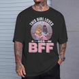この少女は彼女のbffを愛している 友情 チーム 格言 友人 親友 Tシャツ 彼への贈り物