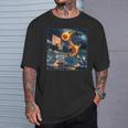 エビダンキングオンシャークファニーフィッシングミーム Tシャツ 彼への贈り物