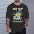 カエルとキノコ。毎日魔法を起こしましょう。 Tシャツ 彼への贈り物