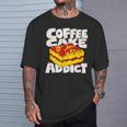 コーヒーケーキ好きのレトロなグラフィック。 Tシャツ 彼への贈り物