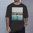 サーファー ガール（写真 リアルフォト）【Surfide サーフサイド】サーフィン 夏・海 ビーチ 砂浜 おしゃれ Tシャツ 彼への贈り物