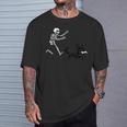 スケルトンハロウィーンを実行している面白いチワワ Tシャツ 彼への贈り物
