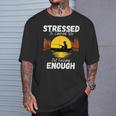 ストレスはファニーバスフライを十分に釣らないことが原因です Tシャツ 彼への贈り物