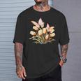 チューリップと蝶の花のデザイン。 Tシャツ 彼への贈り物