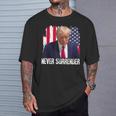 トランプは決して降伏しない 共和党大統領ドナルド・トランプ Tシャツ 彼への贈り物