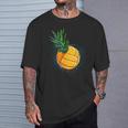 パイナップル バレーボール 面白い フルーツ ビーチ ハワイ ハワイアン スパイク Tシャツ 彼への贈り物