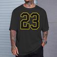 ブラックとイエローのカレッジスポーツスタイルの23番。 Tシャツ 彼への贈り物