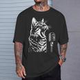 マイクで歌う猫 猫歌手 Tシャツ 彼への贈り物